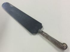 A Kings' pattern silver handled cake knife. Approx. 48 grams.