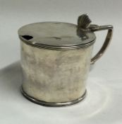 A Georgian silver lidded mustard pot. London 1820.