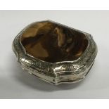 An 18th Century George III silver and agate snuff box. London 1738.