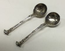 A good pair of cast silver salt spoons. London 1916.