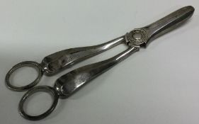 A pair of silver grape scissors. Sheffield 1901. By Henry Aitken.