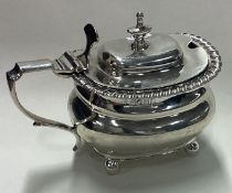 A Georgian silver mustard pot. Approx. 127 grams.