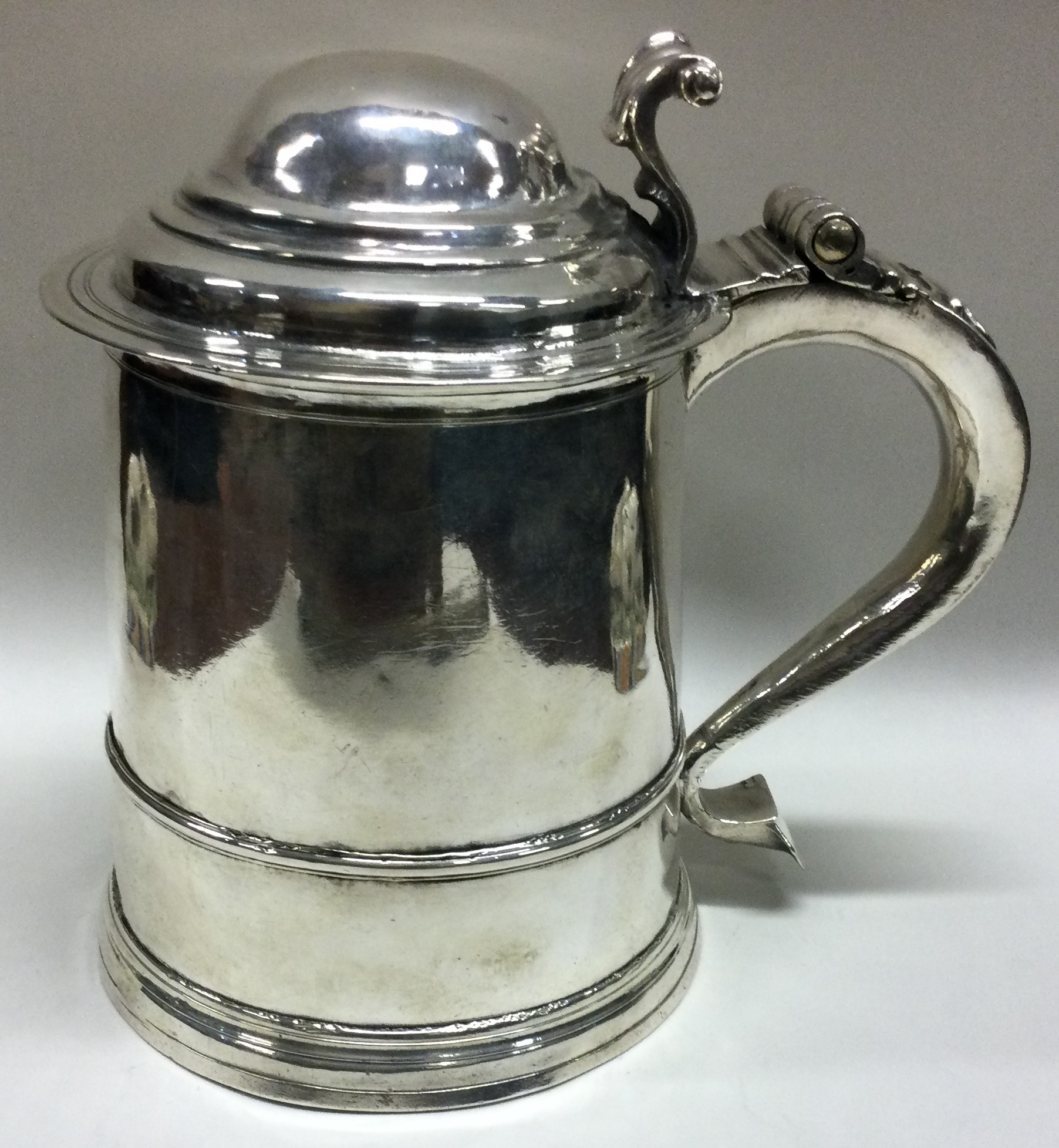 A good quality Queen Anne silver lidded tankard. London 1709. By Timothy Ley. - Bild 3 aus 4