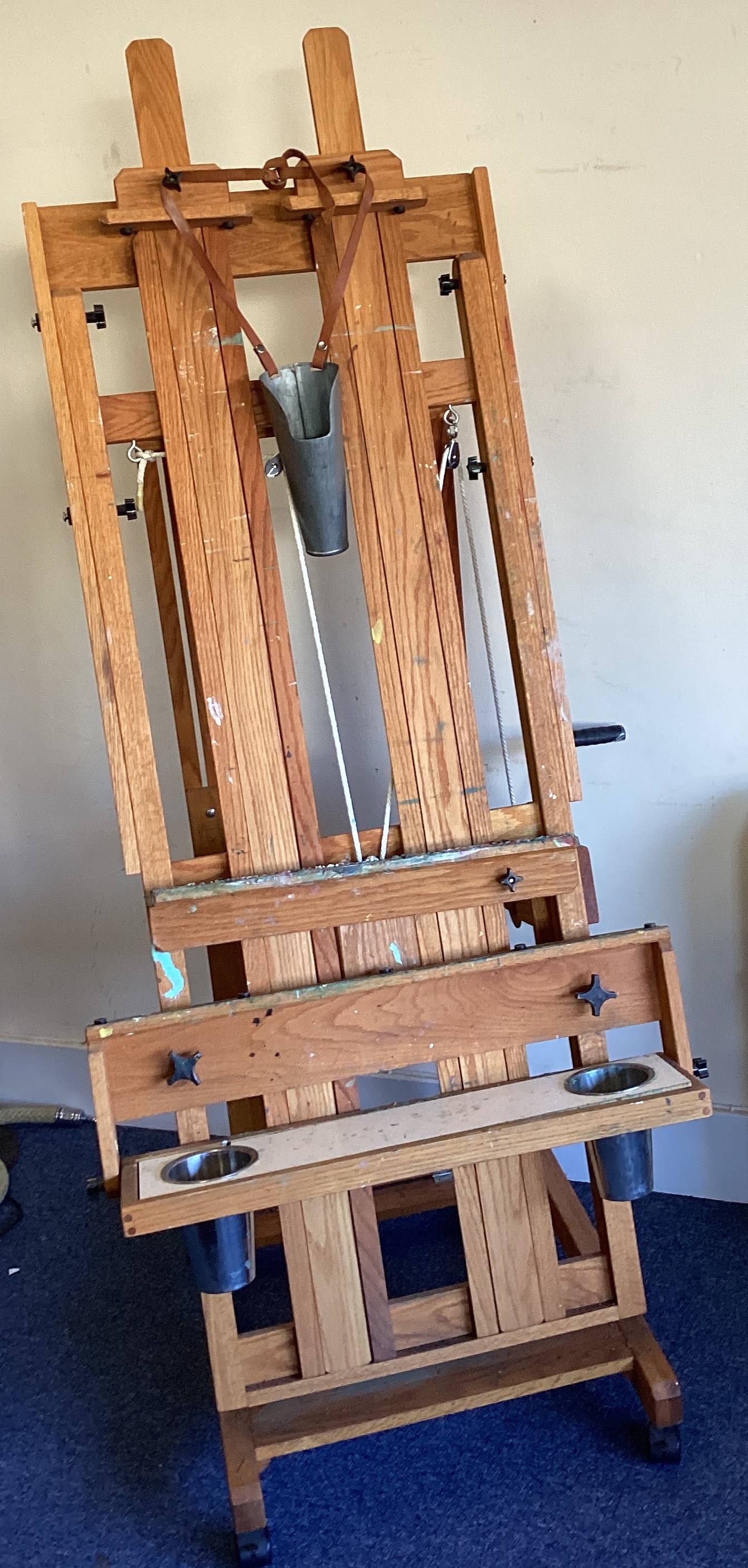A good quality large artist easel with ratchet mechanism. - Image 2 of 3