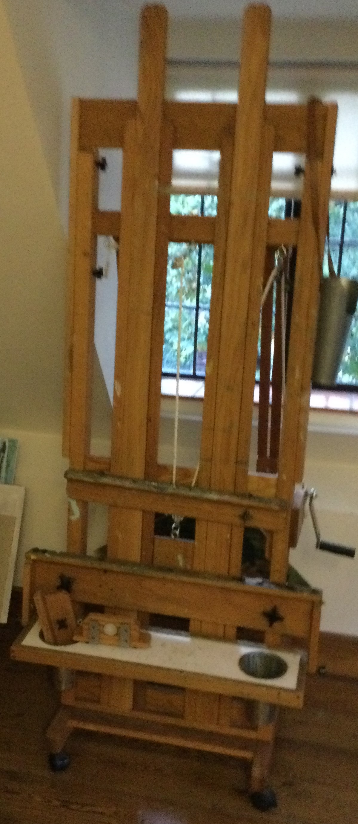 A good quality large artist easel with ratchet mechanism.