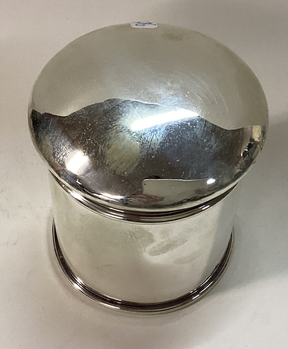 A clean silver biscuit box with lift-off lid. - Image 2 of 2