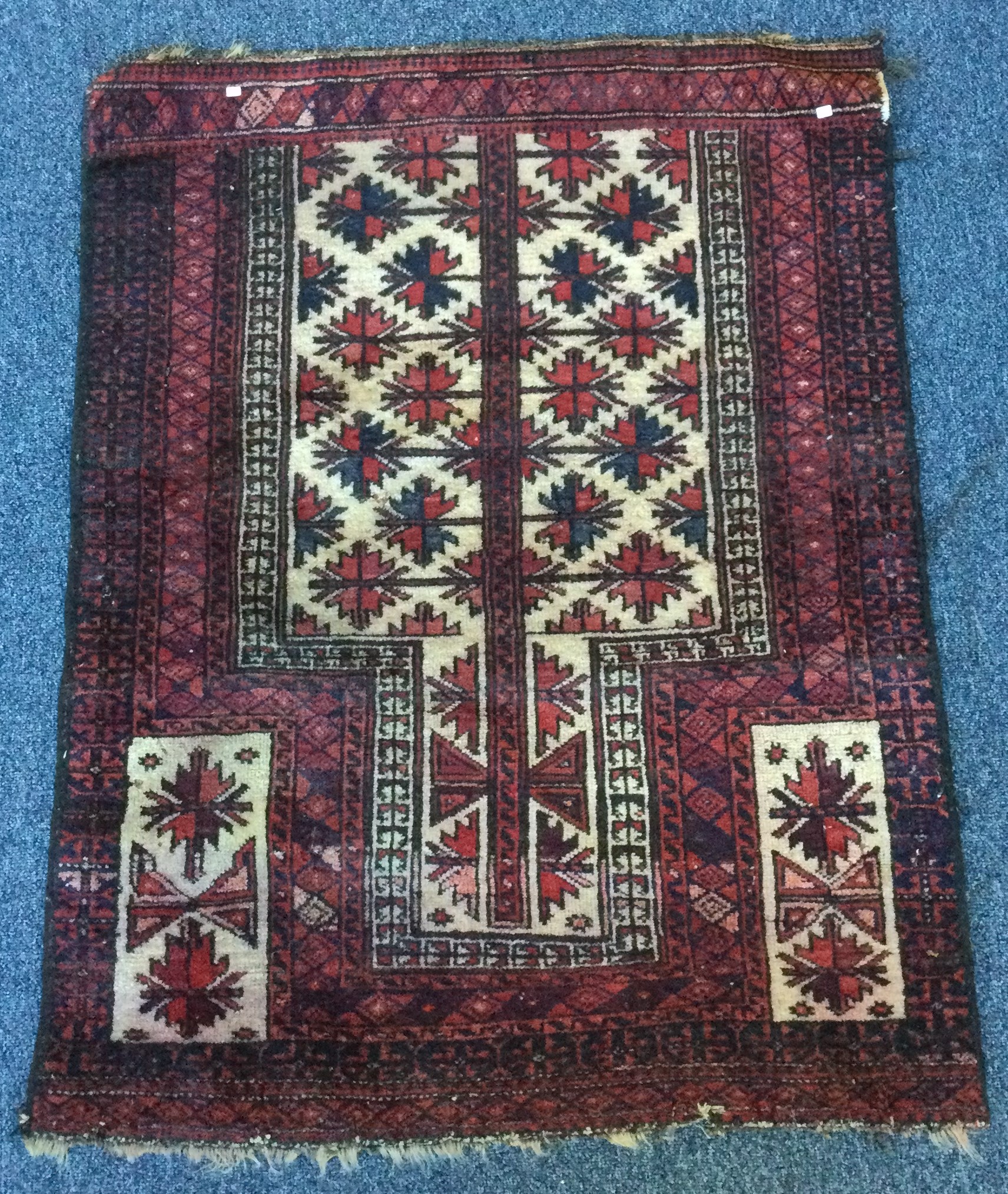 A small red ground rug. Approx. 74 cms x 92 cms.