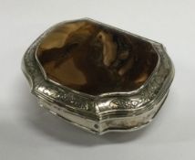 An 18th Century George III silver and agate snuff box. London 1738.
