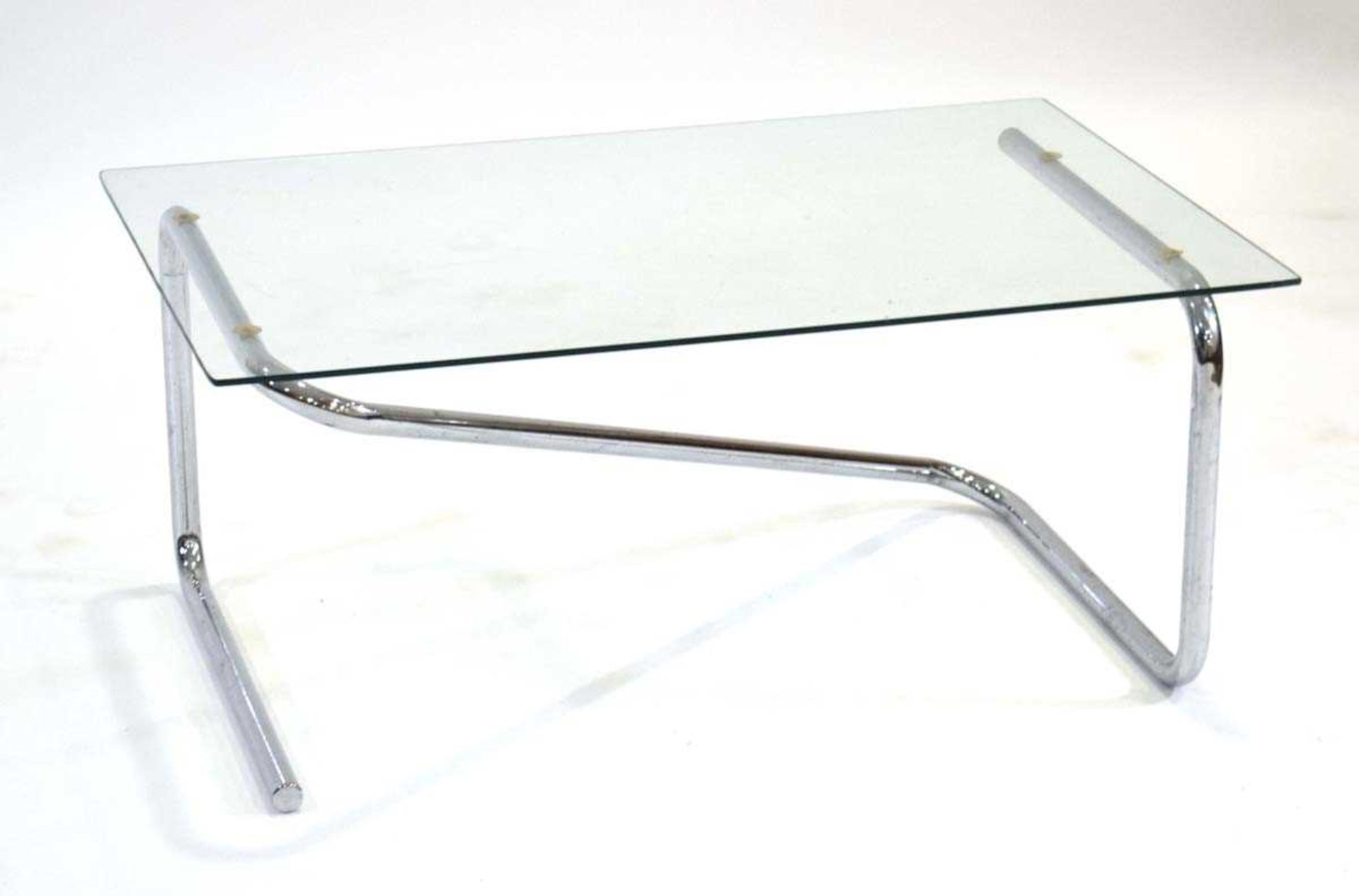 A 1980's chromed tubular coffee table of Z-form with a rectangular glass surface, 89 x 59 cm - Image 2 of 3