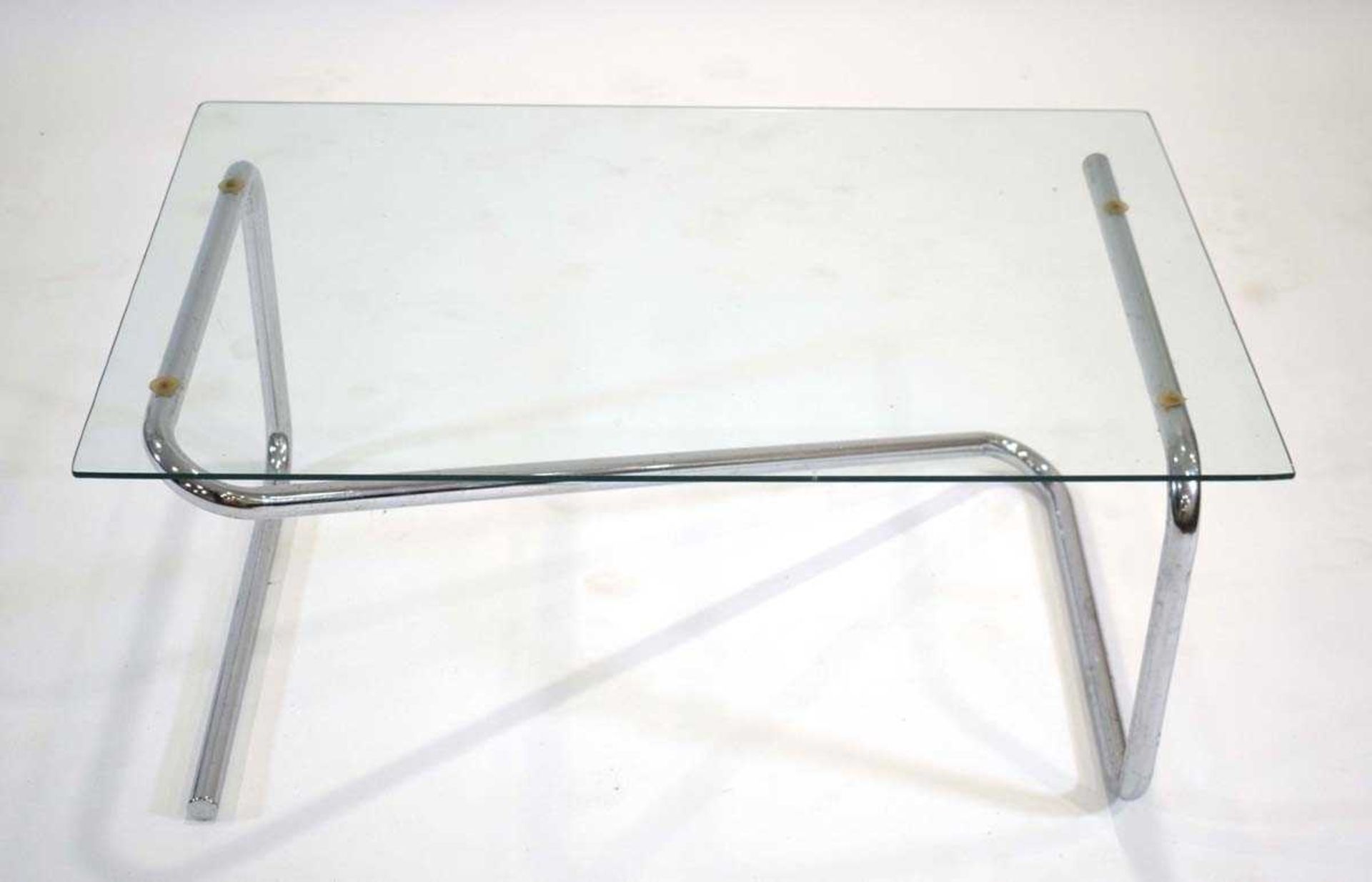 A 1980's chromed tubular coffee table of Z-form with a rectangular glass surface, 89 x 59 cm - Image 3 of 3