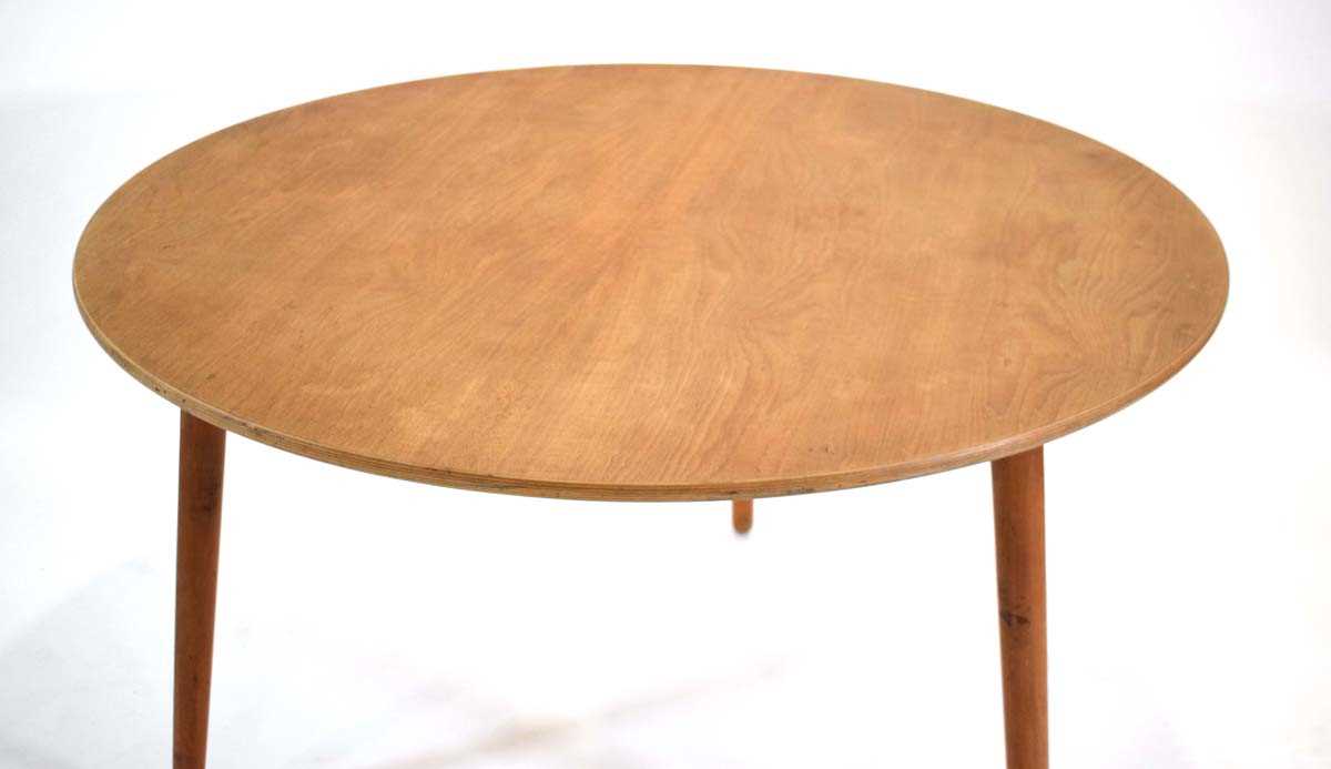 Hans Wegner (1914-2007) for Fritz Hansen, a 1950's teak circular 'Heart' table on three turned beech - Image 3 of 19