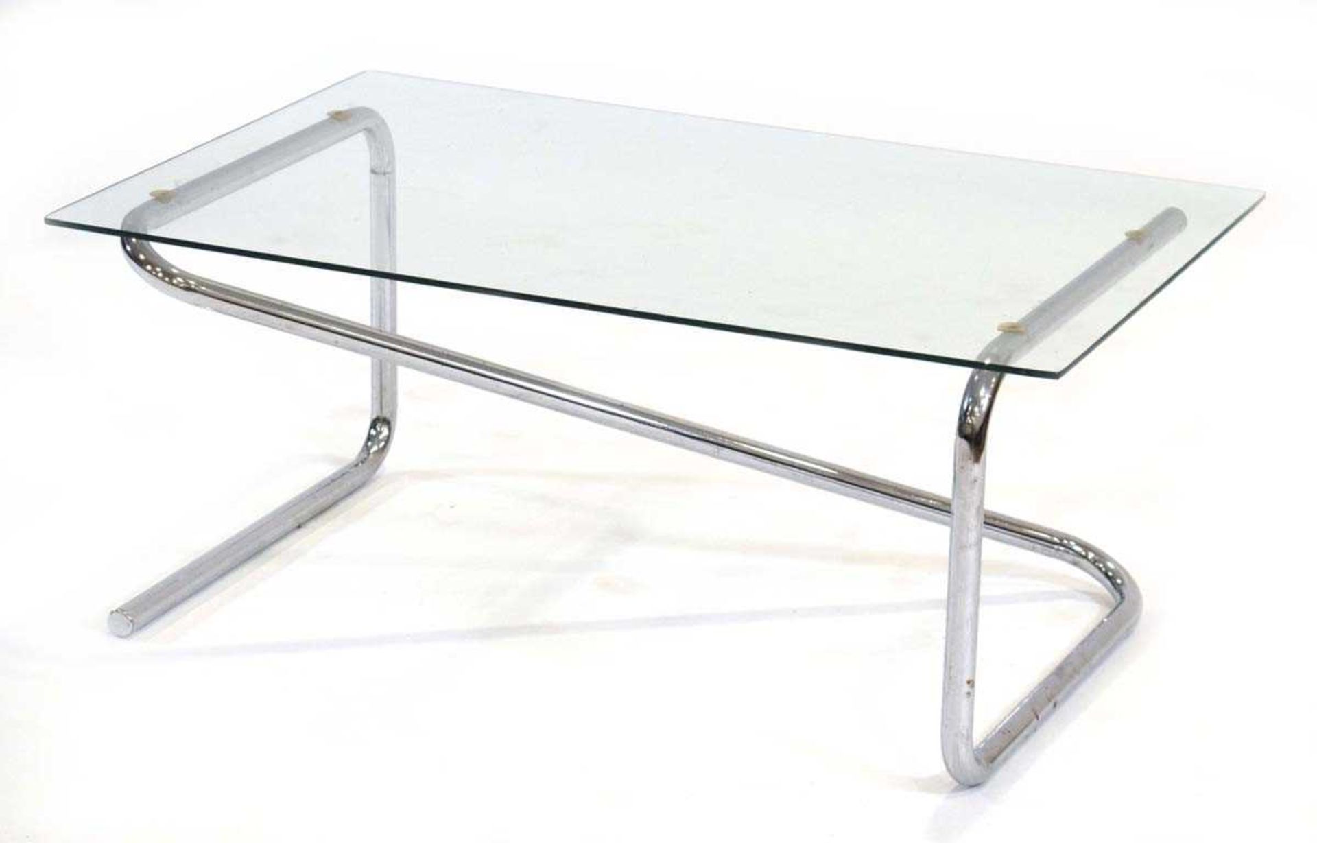A 1980's chromed tubular coffee table of Z-form with a rectangular glass surface, 89 x 59 cm