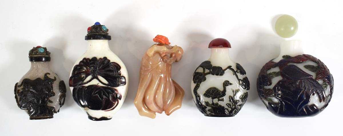 Five Chinese Export snuff bottles, max h. 7.5 cm (5)