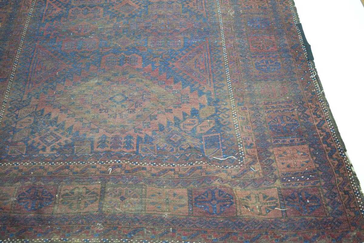 A kilim with a burgundy ground, 300 x 174 cmPoor - Bild 2 aus 3