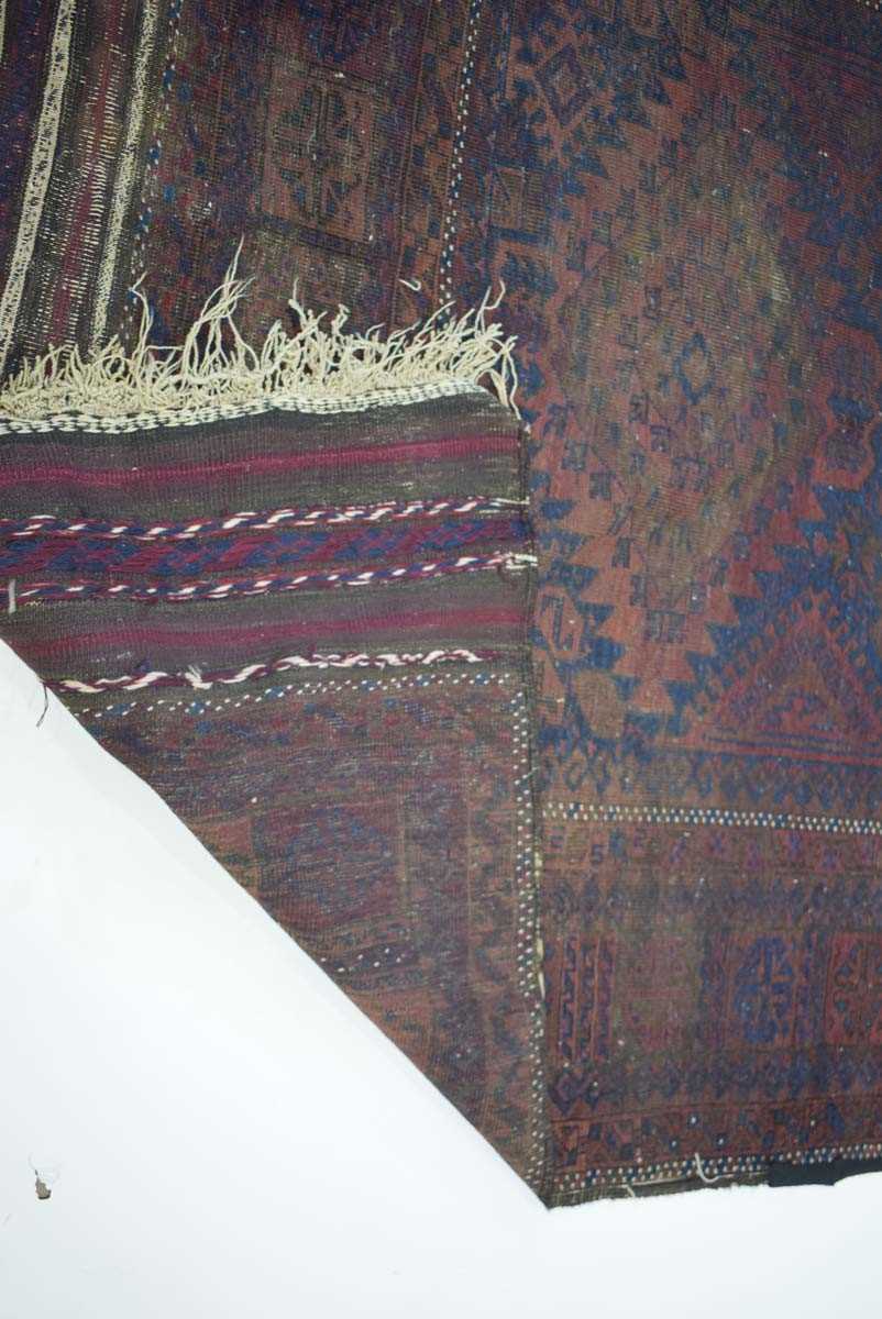 A kilim with a burgundy ground, 300 x 174 cmPoor - Bild 3 aus 3