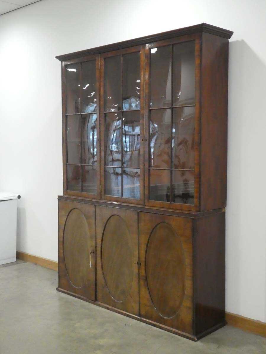 A late 19th century walnut bookcase cabinet, the three glazed doors enclosing adjustable shelves - Bild 2 aus 9