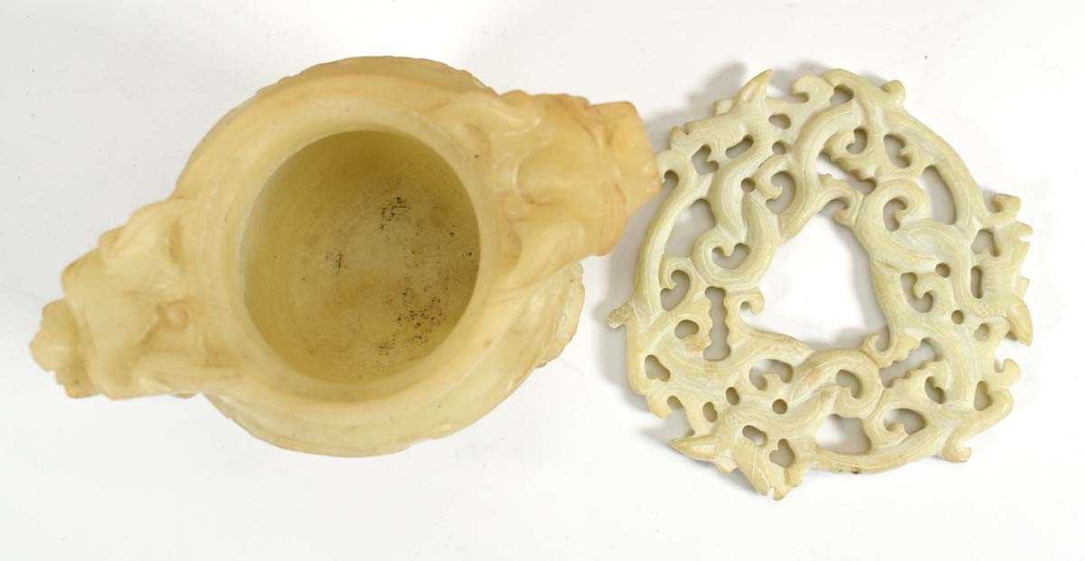 A Chinese Export carved hardstone censer, h. 8 cm and a similar carving (2) - Bild 2 aus 2