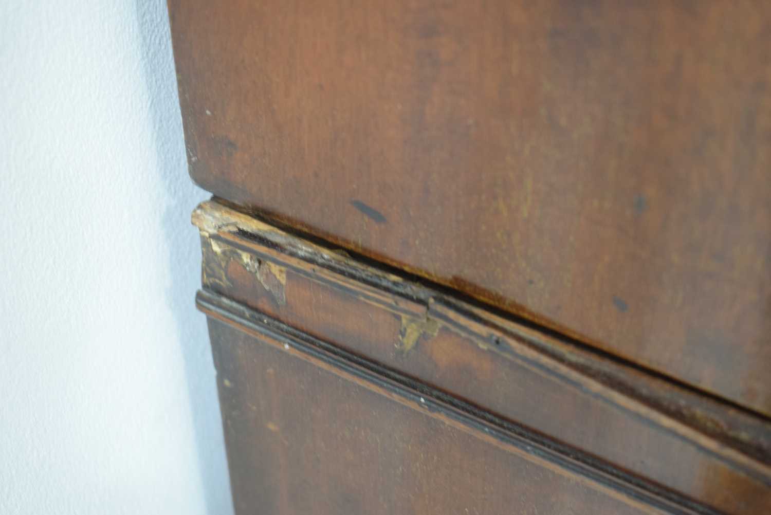 A late 19th century walnut bookcase cabinet, the three glazed doors enclosing adjustable shelves - Bild 8 aus 9