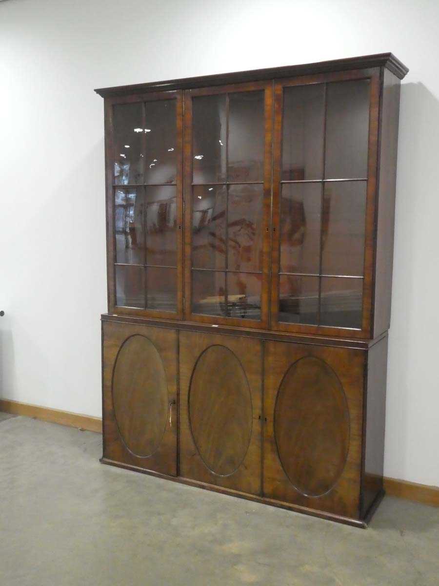 A late 19th century walnut bookcase cabinet, the three glazed doors enclosing adjustable shelves - Bild 3 aus 9