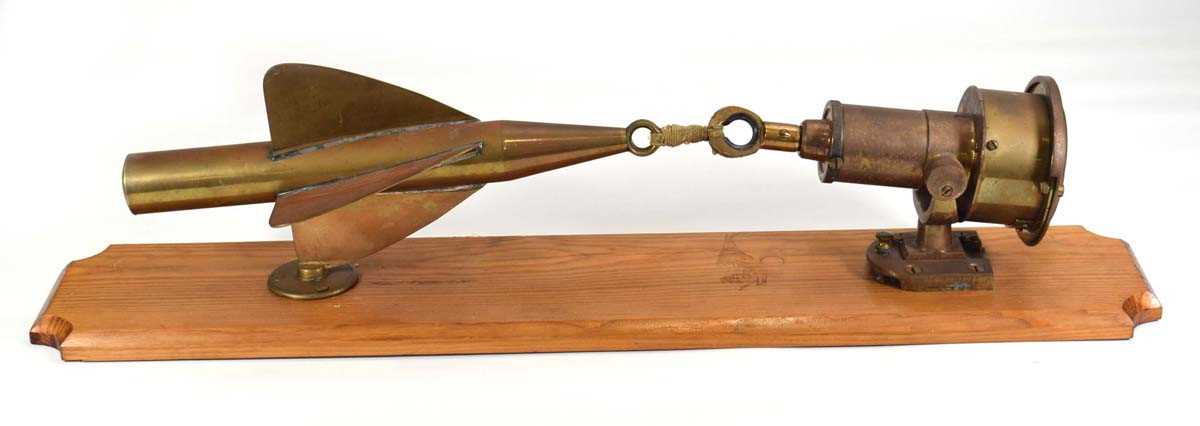 A Thomas Walker 'Cherub' Mark III ship's speed log and rotor, mounted to wooden display plinth - Bild 2 aus 2