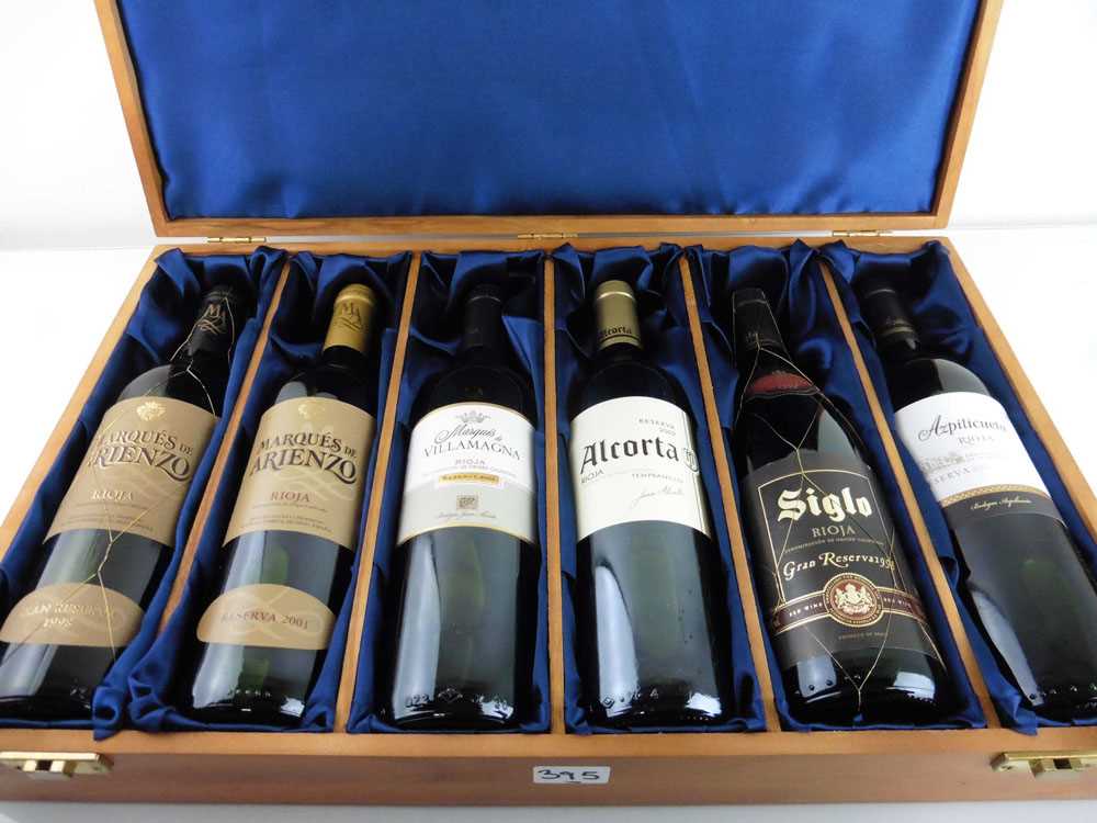 A wooden case of 6 bottles of Rioja, 1x Azpilicueta Reserva 2002, 1x Siglo Gran Reserva 1998, 1x