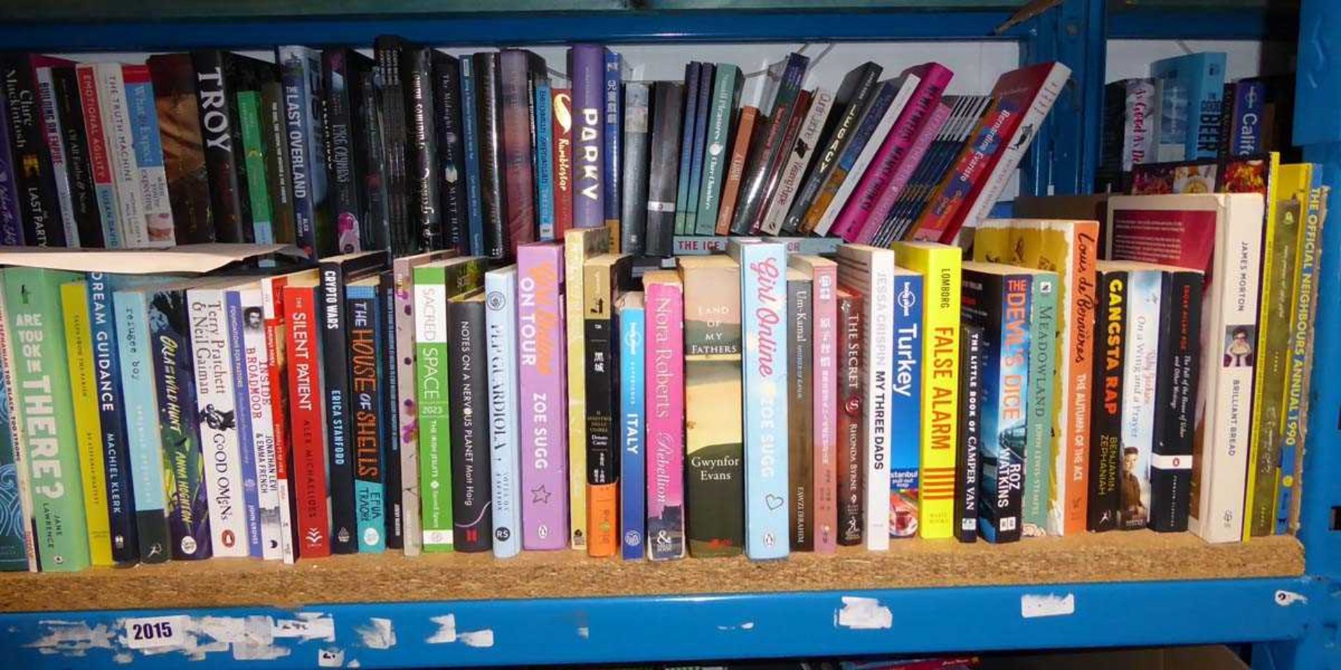 Shelf containing a large selection of hardback and paperback novels - Image 3 of 3