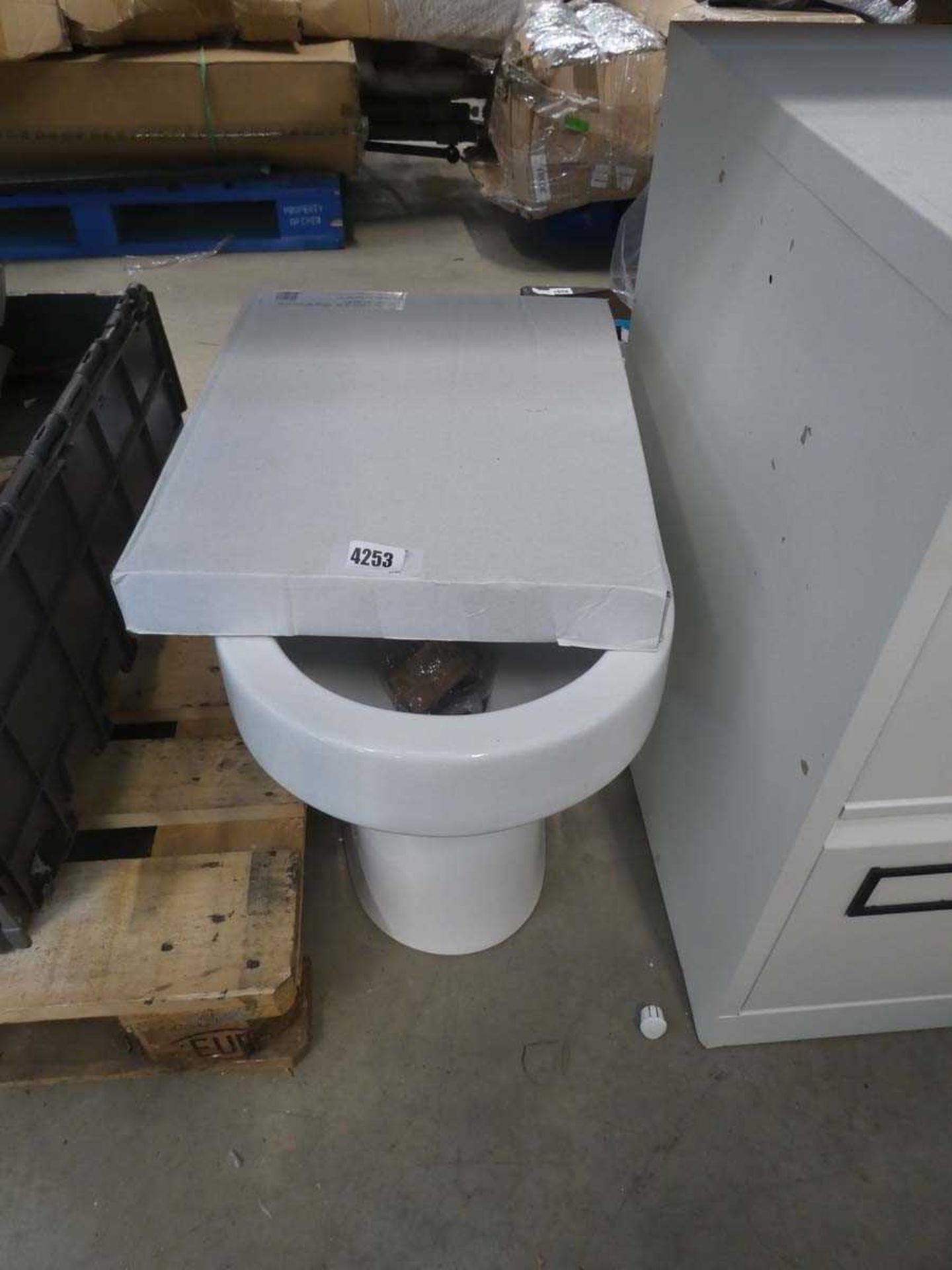 +VAT Tavistock toilet pan - no system with seat