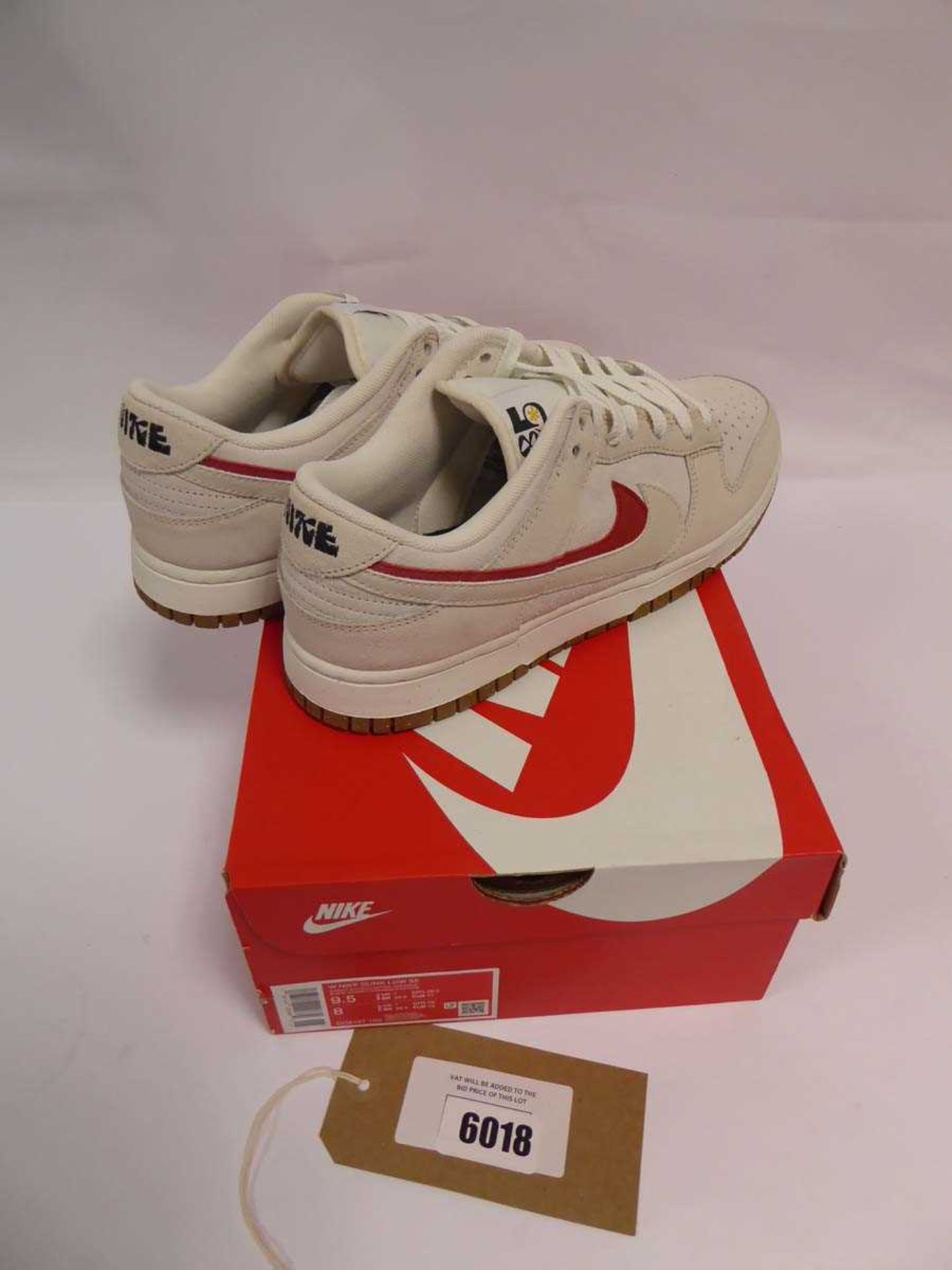 +VAT Boxed pair of women's Nike Dunk Low SE trainers in white, size 7 - Image 2 of 3