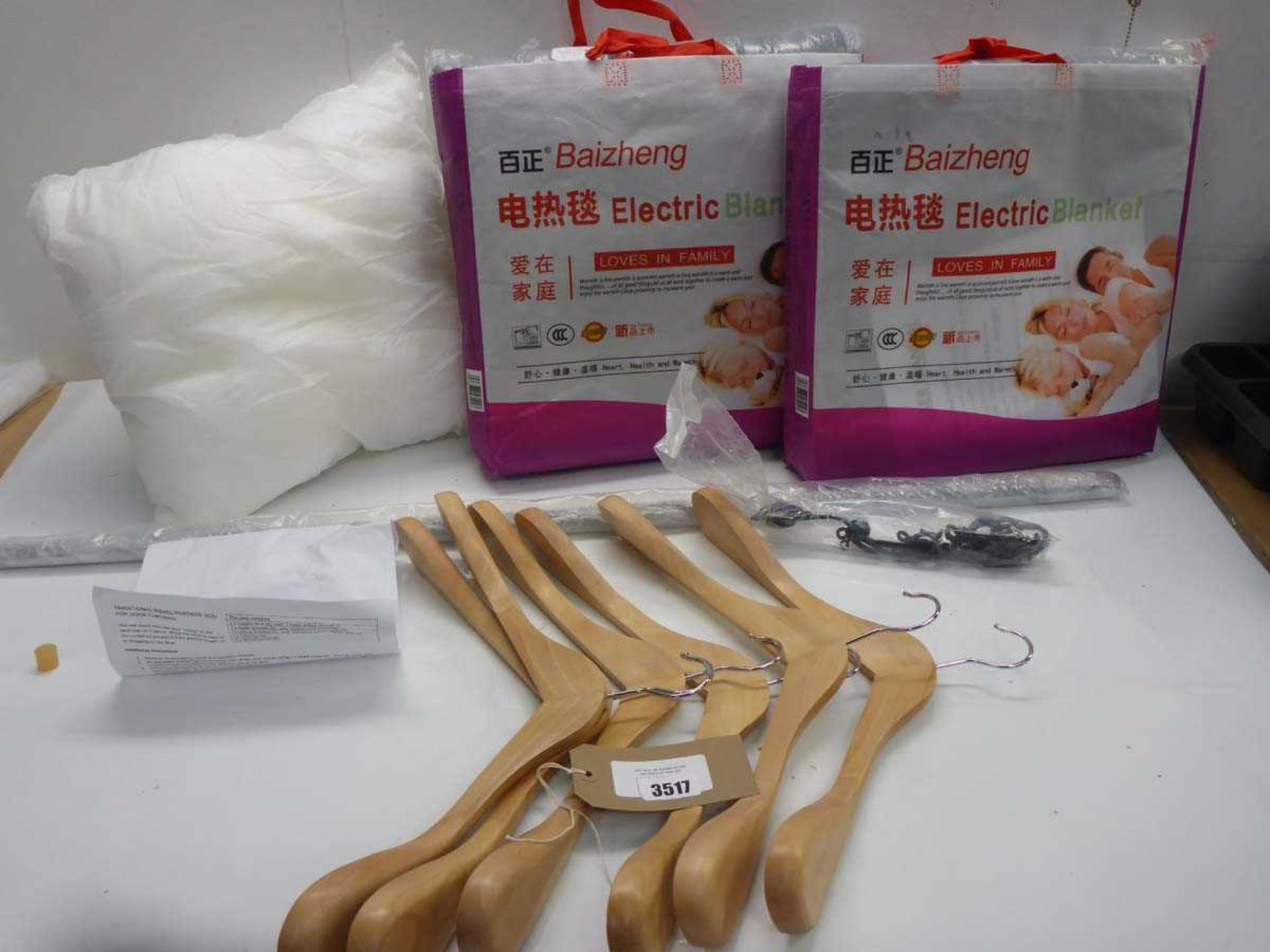 +VAT 2 electric blankets, inner cushion pad, door curtain pole and set of 6 wooden coat hangers