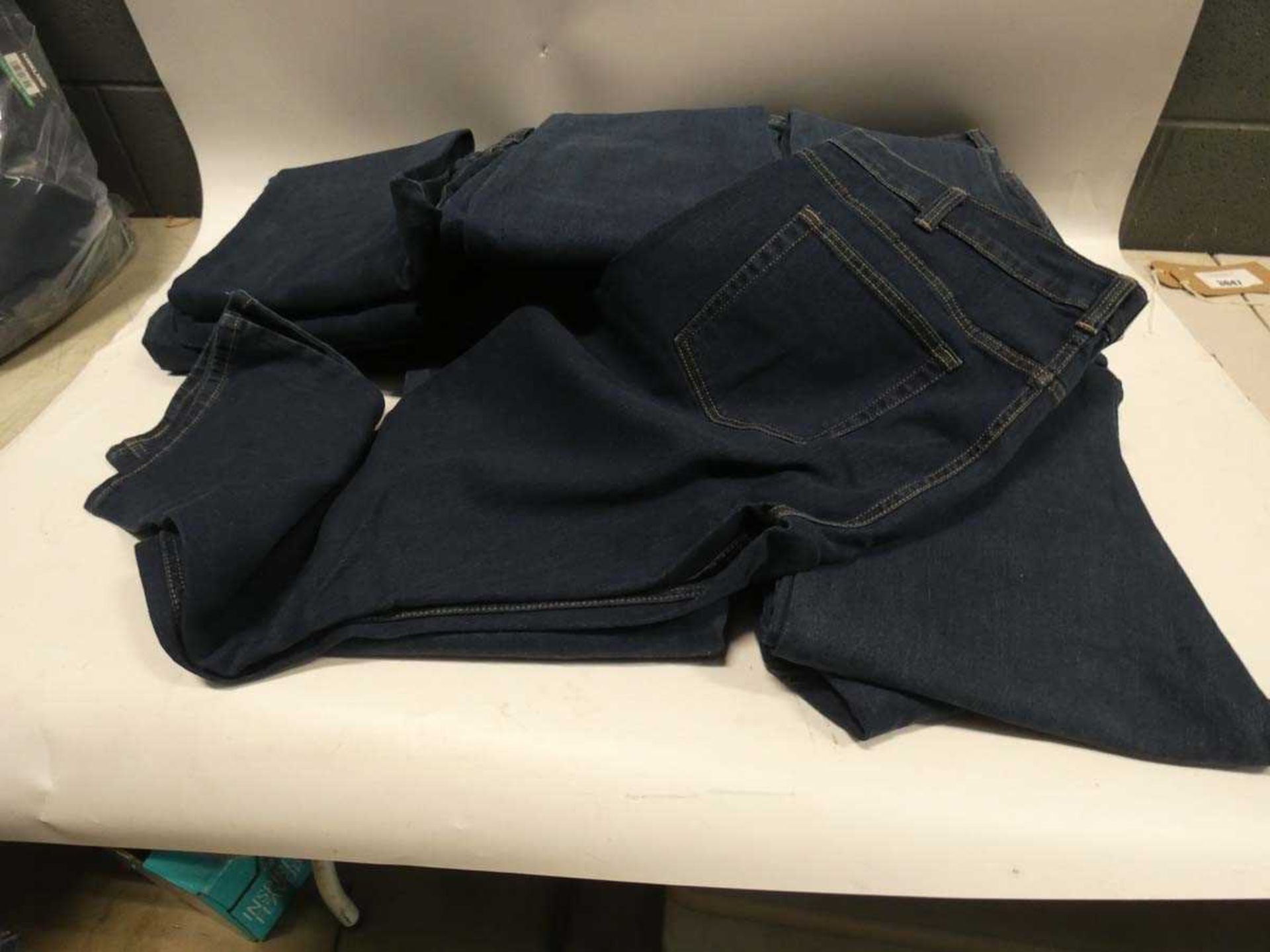 +VAT Bag of Kirkland jeans sizes vary from 38/32" and 40/30" approx. 20 pairs