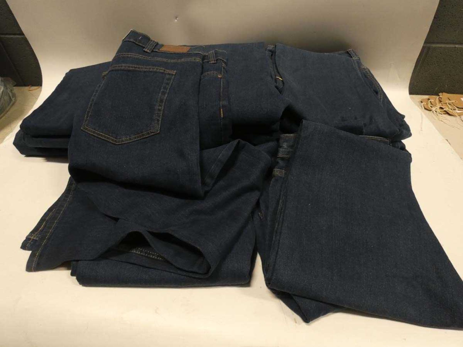 +VAT Bag of Kirkland jeans sizes vary from 38/32" and 40/30" approx. 20 pairs