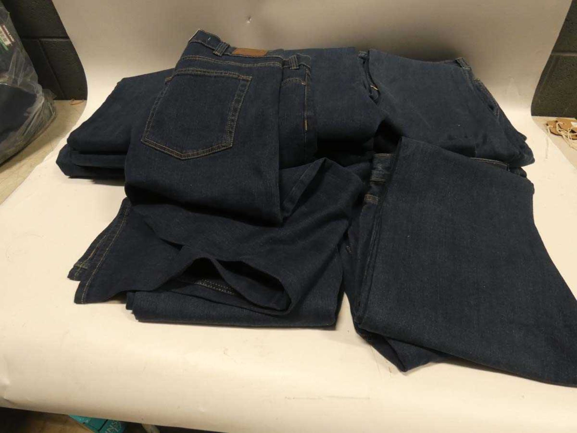 +VAT Bag of Kirkland jeans sizes vary from 38/32" and 40/30" approx. 20 pairs