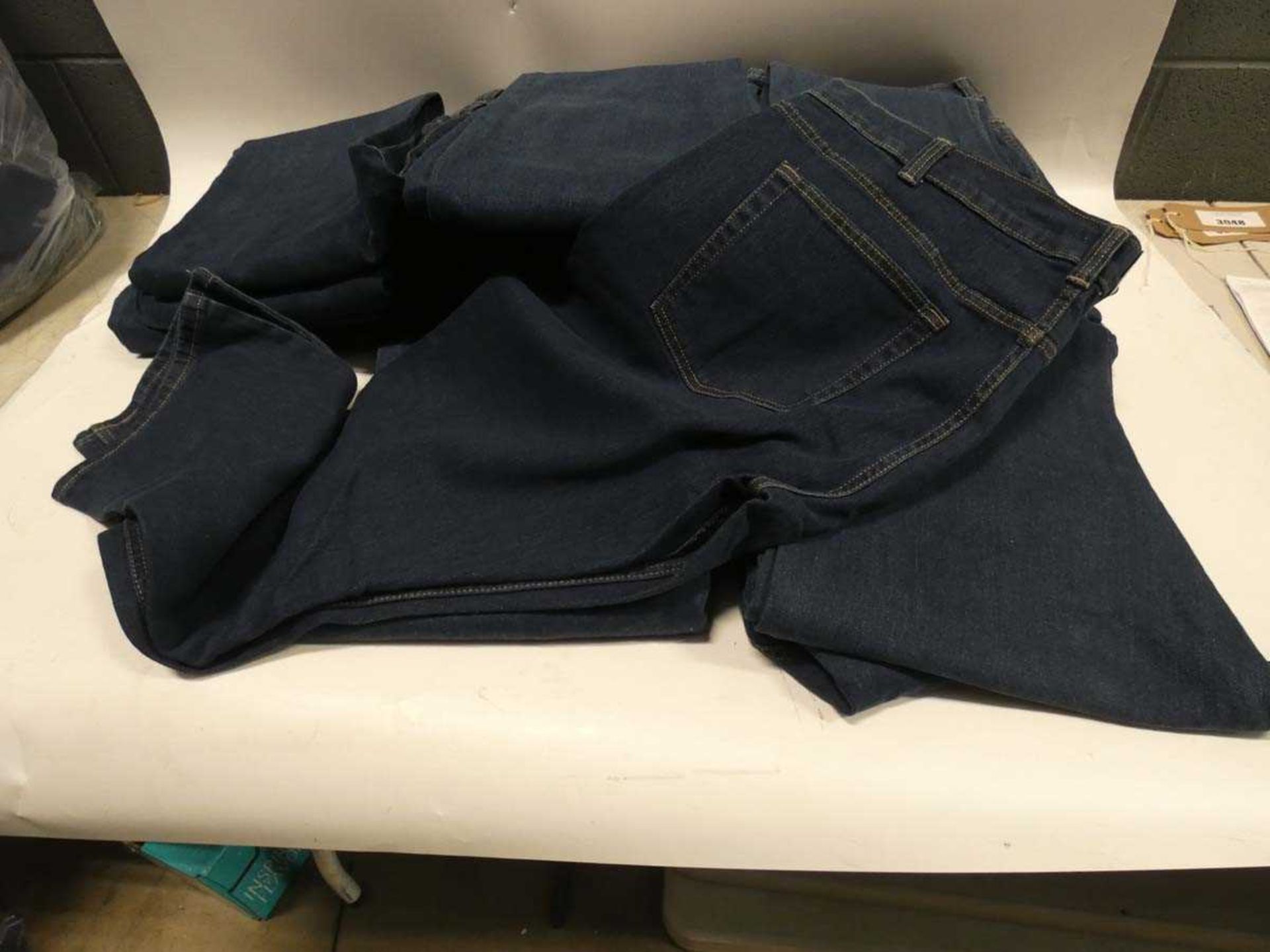 +VAT Bag of Kirkland jeans sizes vary from 38/32" and 40/30" approx. 20 pairs