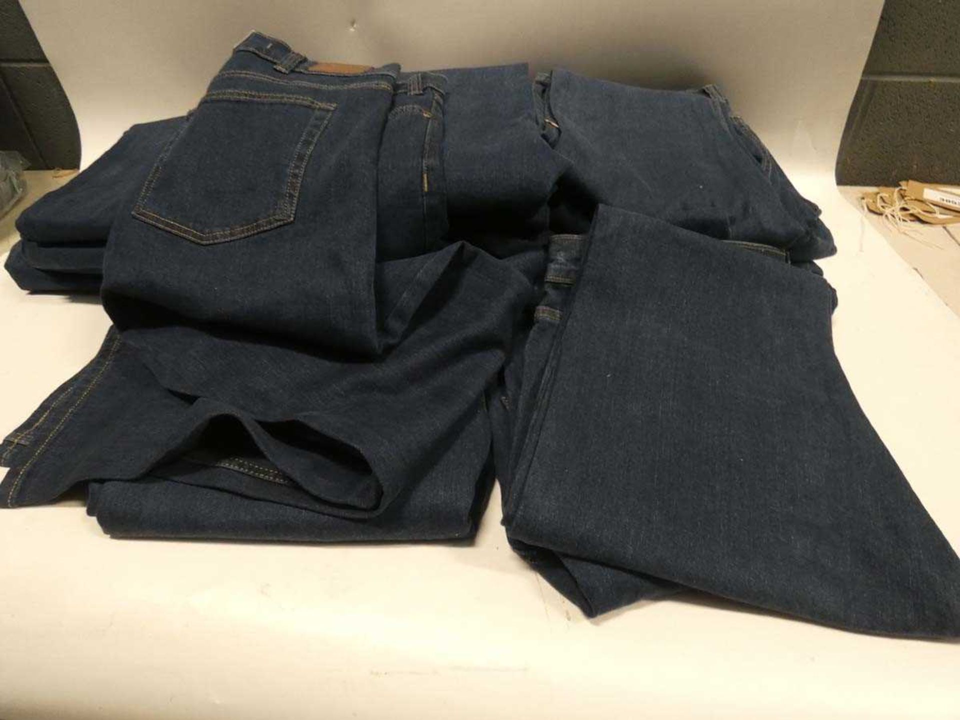 +VAT Bag of Kirkland jeans sizes vary from 38/32" and 40/30" approx. 20 pairs