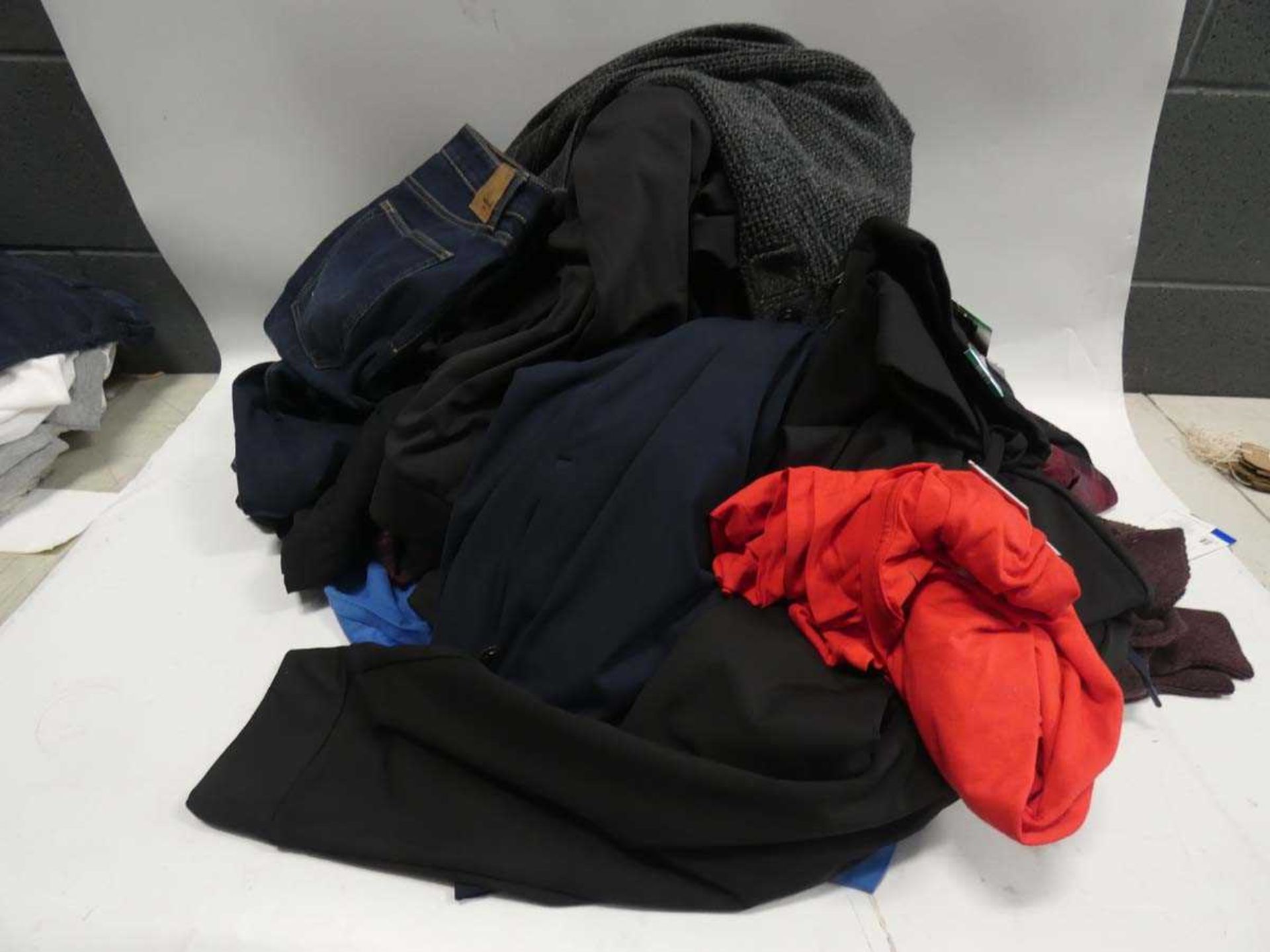 +VAT Bag of gents clothing to jeans, trousers, tshirts, jumpers, dressing gowns etc