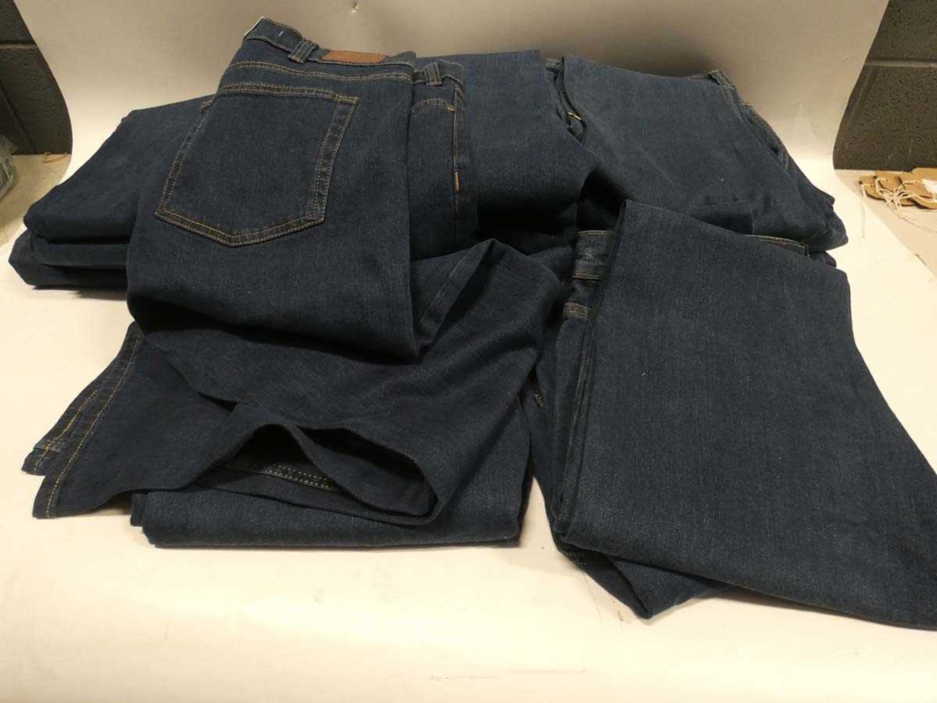+VAT Bag of Kirkland jeans sizes vary from 38/32" and 40/30" approx. 20 pairs