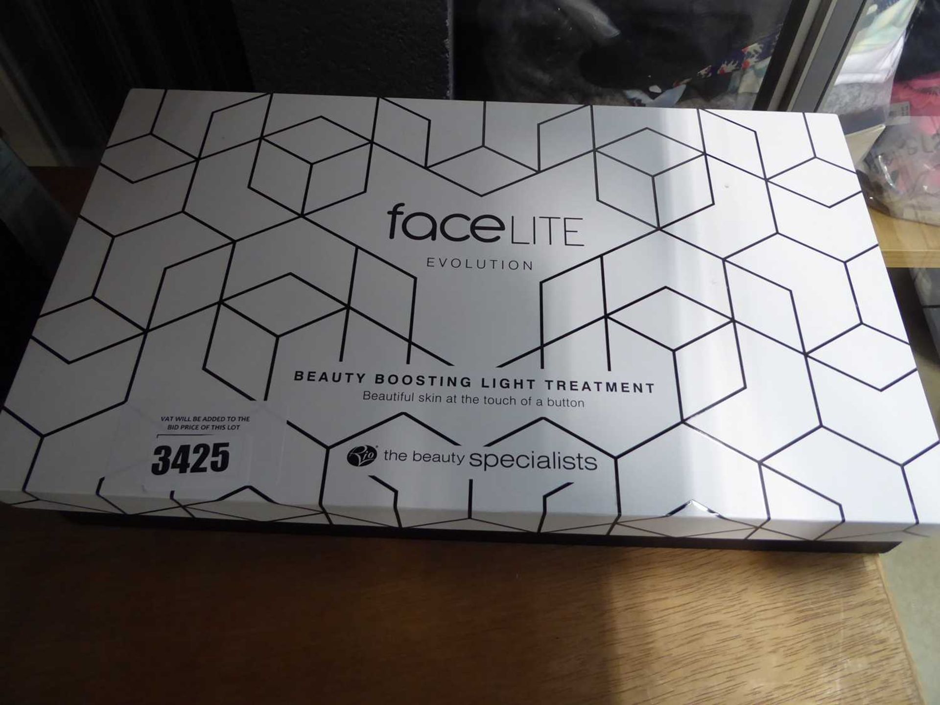 +VAT Face Evolution beauty boosting light treatment mask