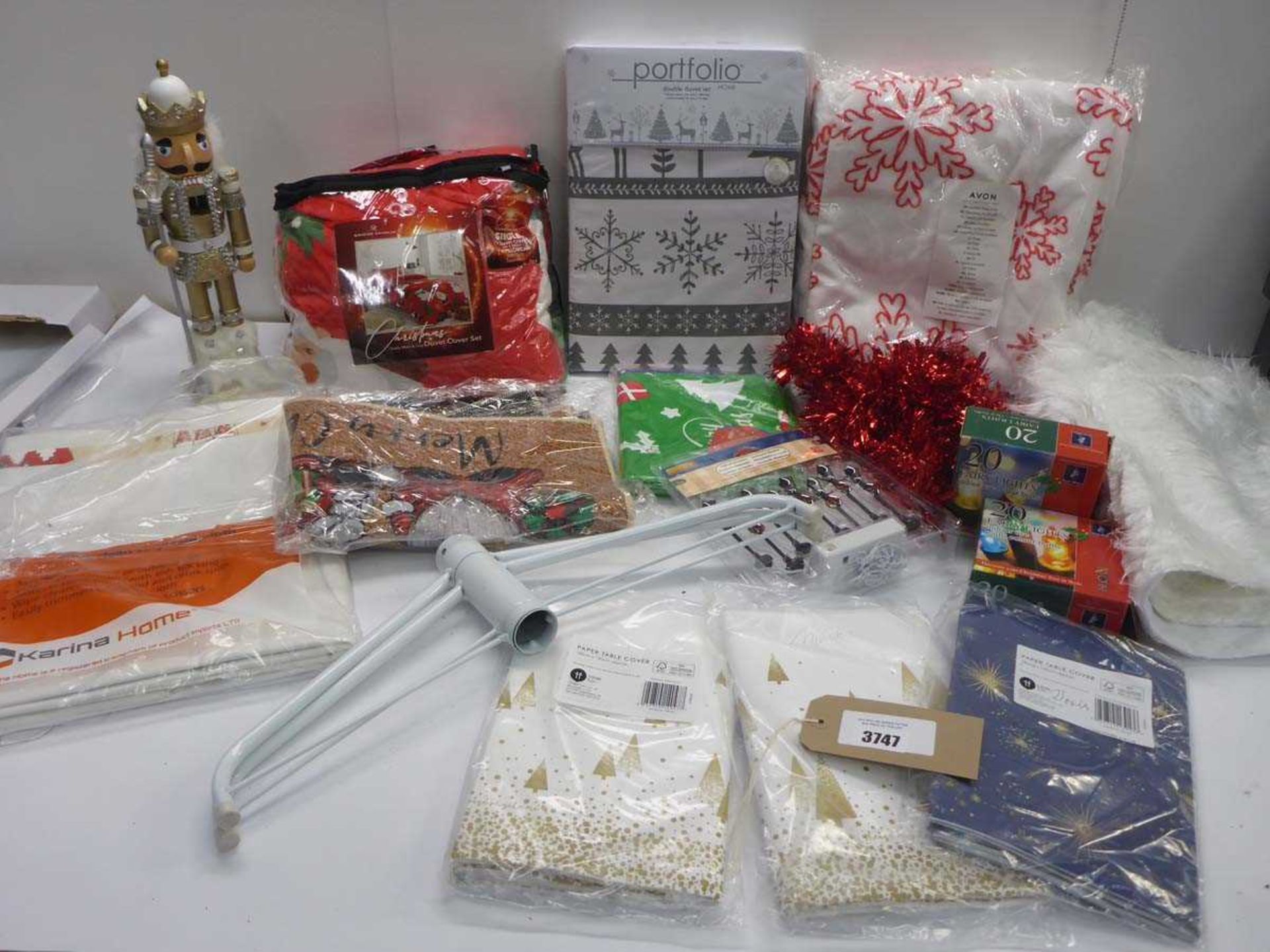 +VAT Christmas items including single & double duvet sets, fleece, table cloths, fairy lights,