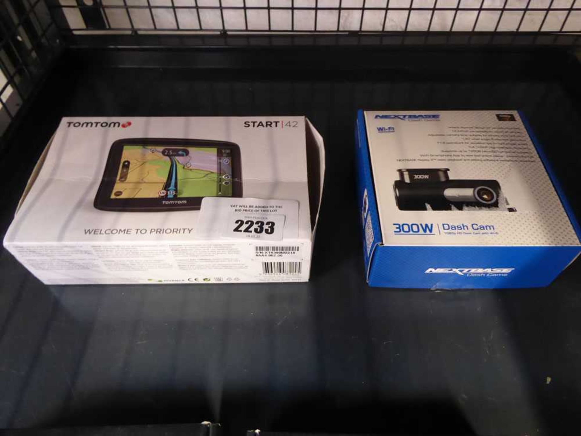 +VAT Boxed TomTom Start 42 satnav with Nextbase dashcam