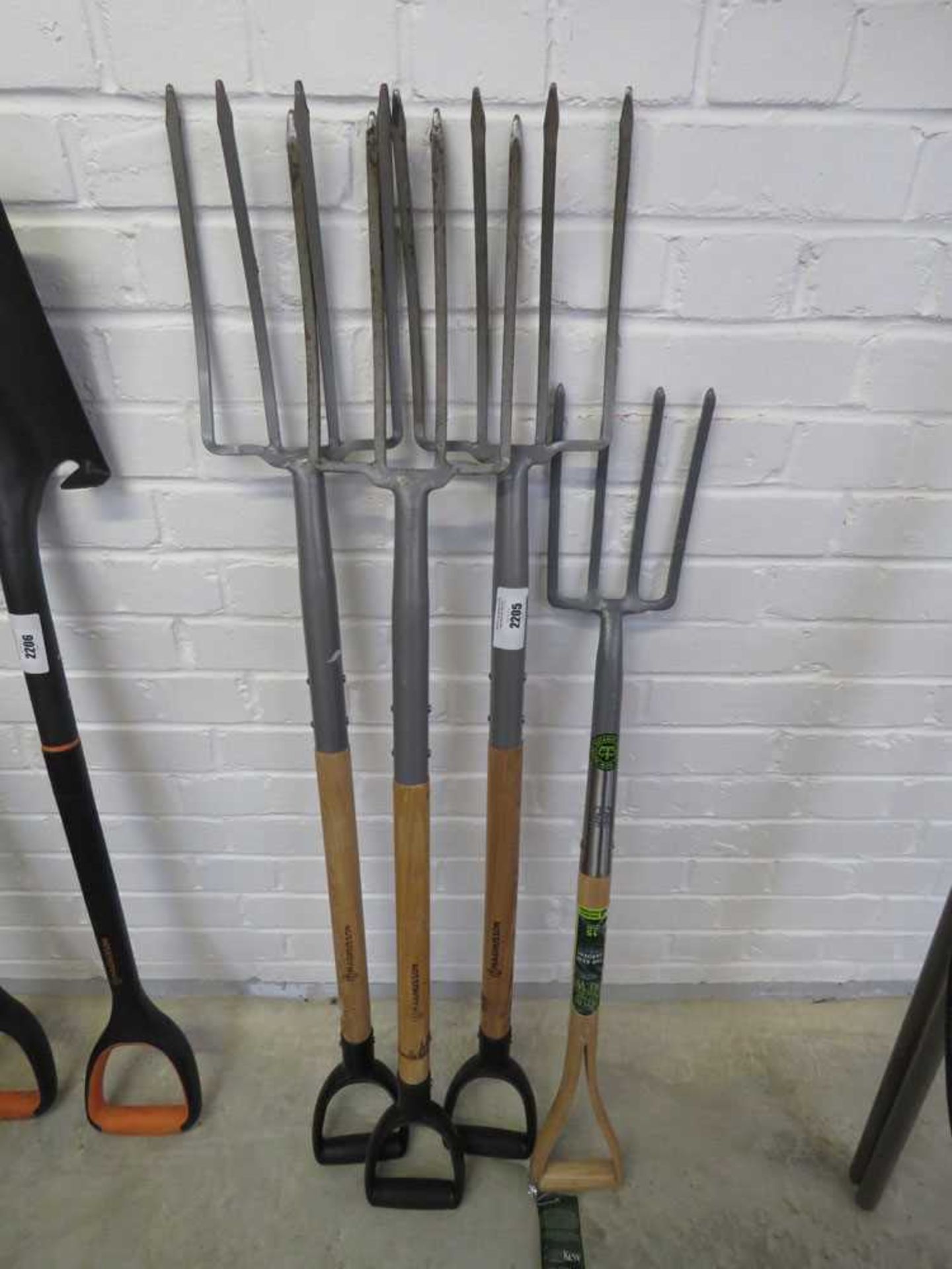 4 wooden handled garden forks - Image 2 of 2