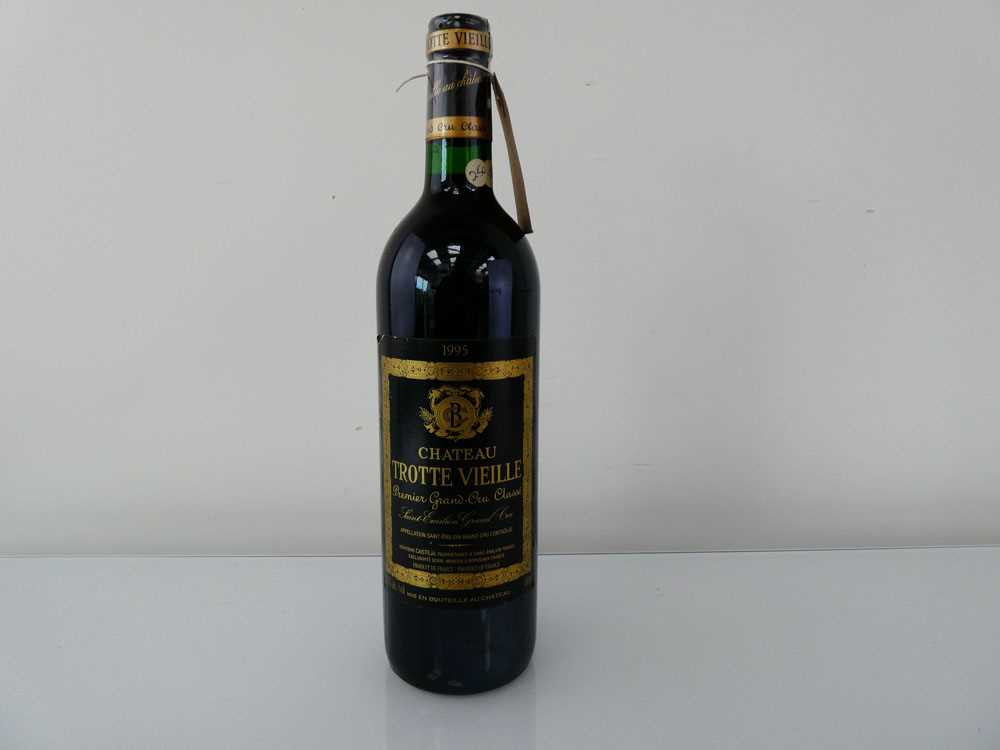 A bottle of Chateau Trotte Vieille 1995 Saint-Emilion Grand Cru, France (ullage into neck) - Image 2 of 3