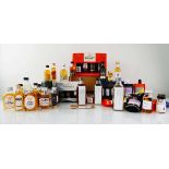 +VAT A bag of 5 Whisky tasting/miniature gift sets, approx 16 various miniatures, approx 12 whisky