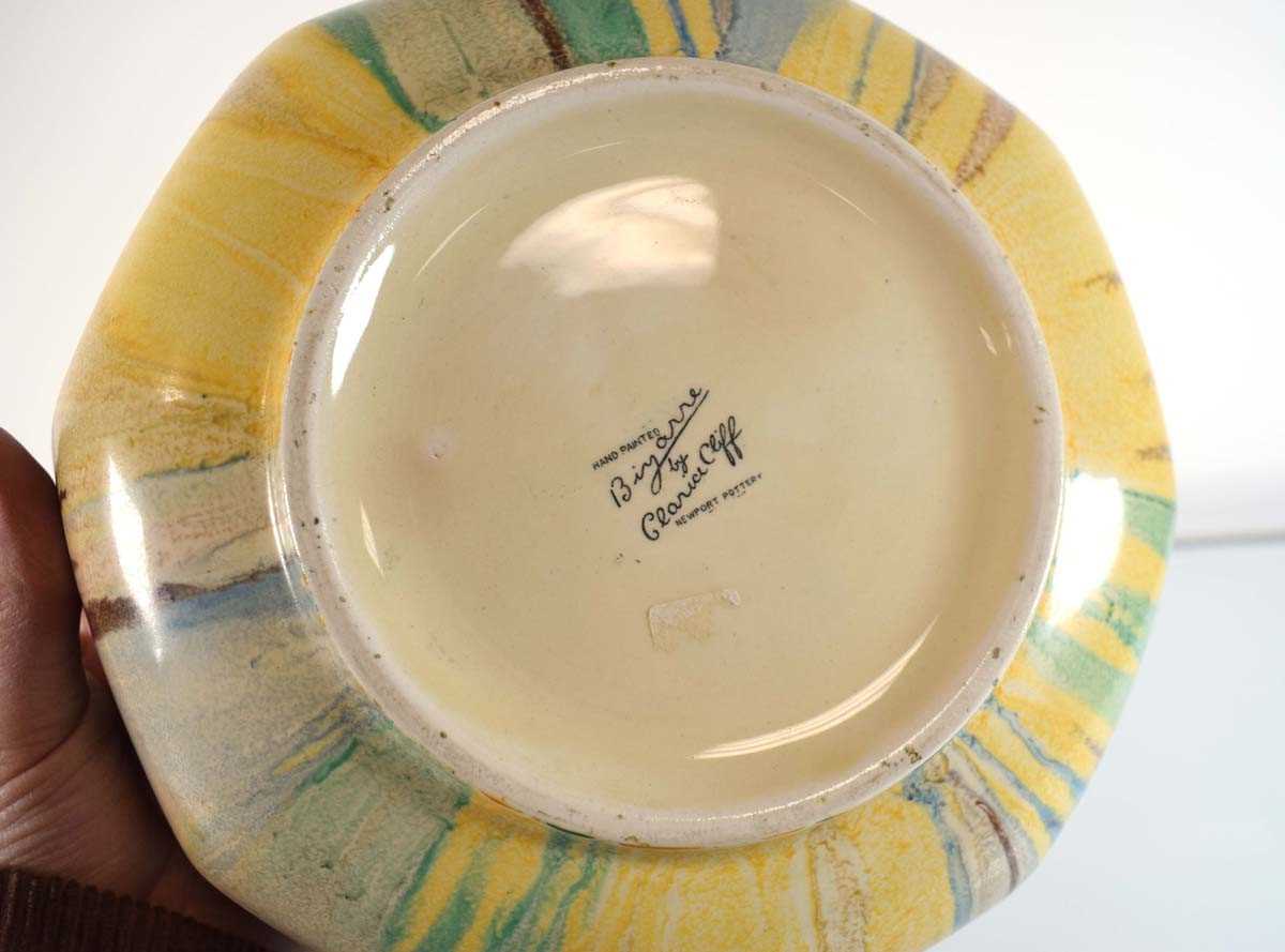 Clarice Cliff for Newport Pottery, aa Bizarre Range bowl of octagonal form decorated in the 'Delecia - Image 4 of 10