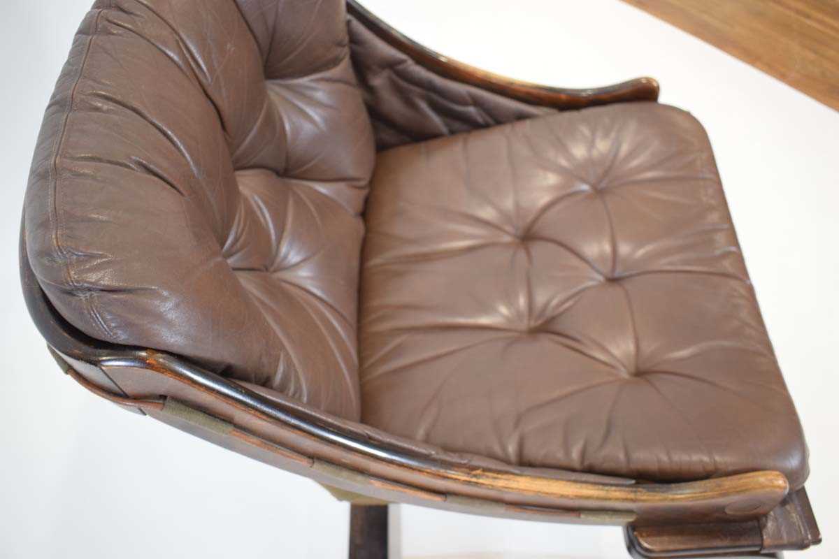 A 1970's Norwegian lounge chair, the brown leather button-upholstered seat on a bentwood frame* - Image 5 of 5