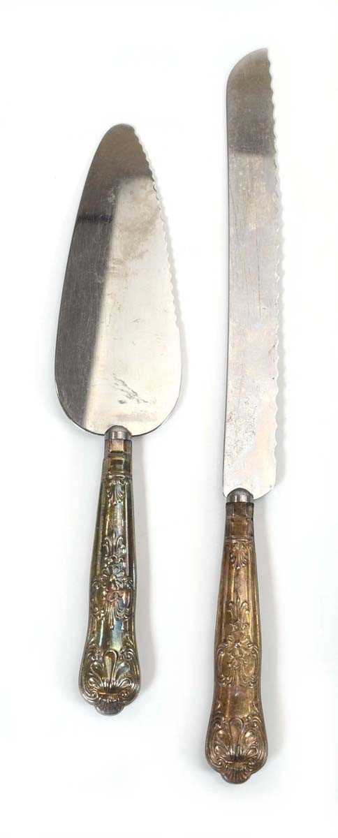 A pair of silver handled bread and cake knives, Sheffield hallmarks (2)