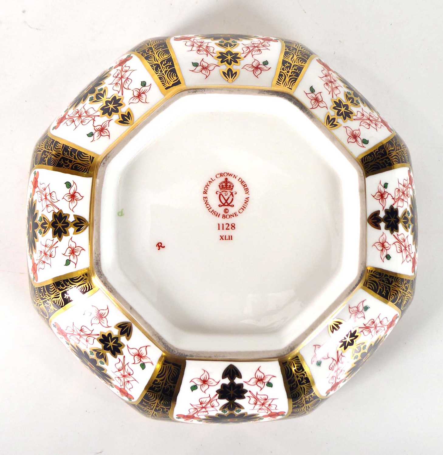 A Royal Crown Derby octagonal bowl, typically decorated in the 1128 Imari pattern, w. 21 cm Please - Image 3 of 18