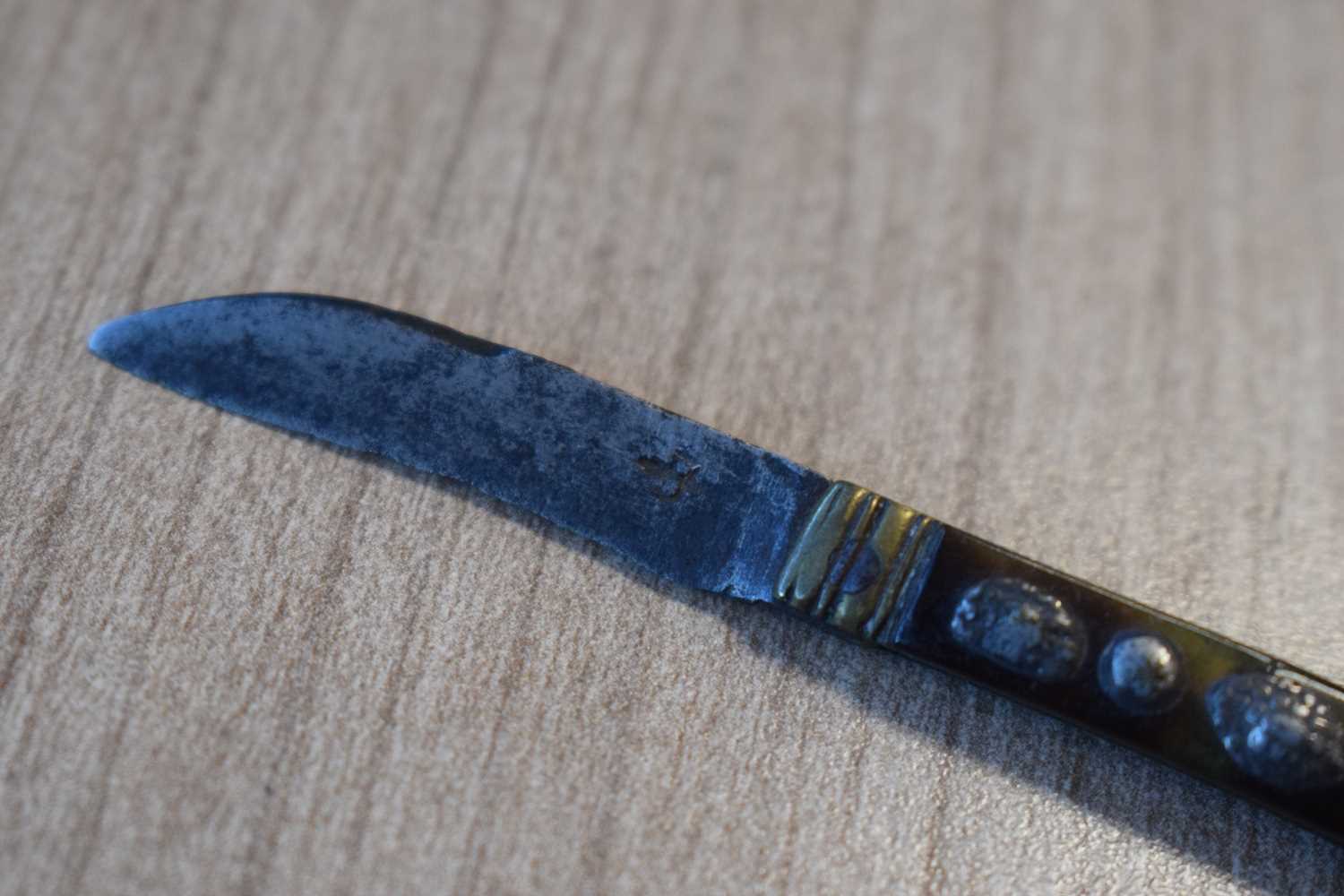 A group of eight pocket knives including mother-of-pearl, faux tortoiseshell and other examples (8) - Image 4 of 5