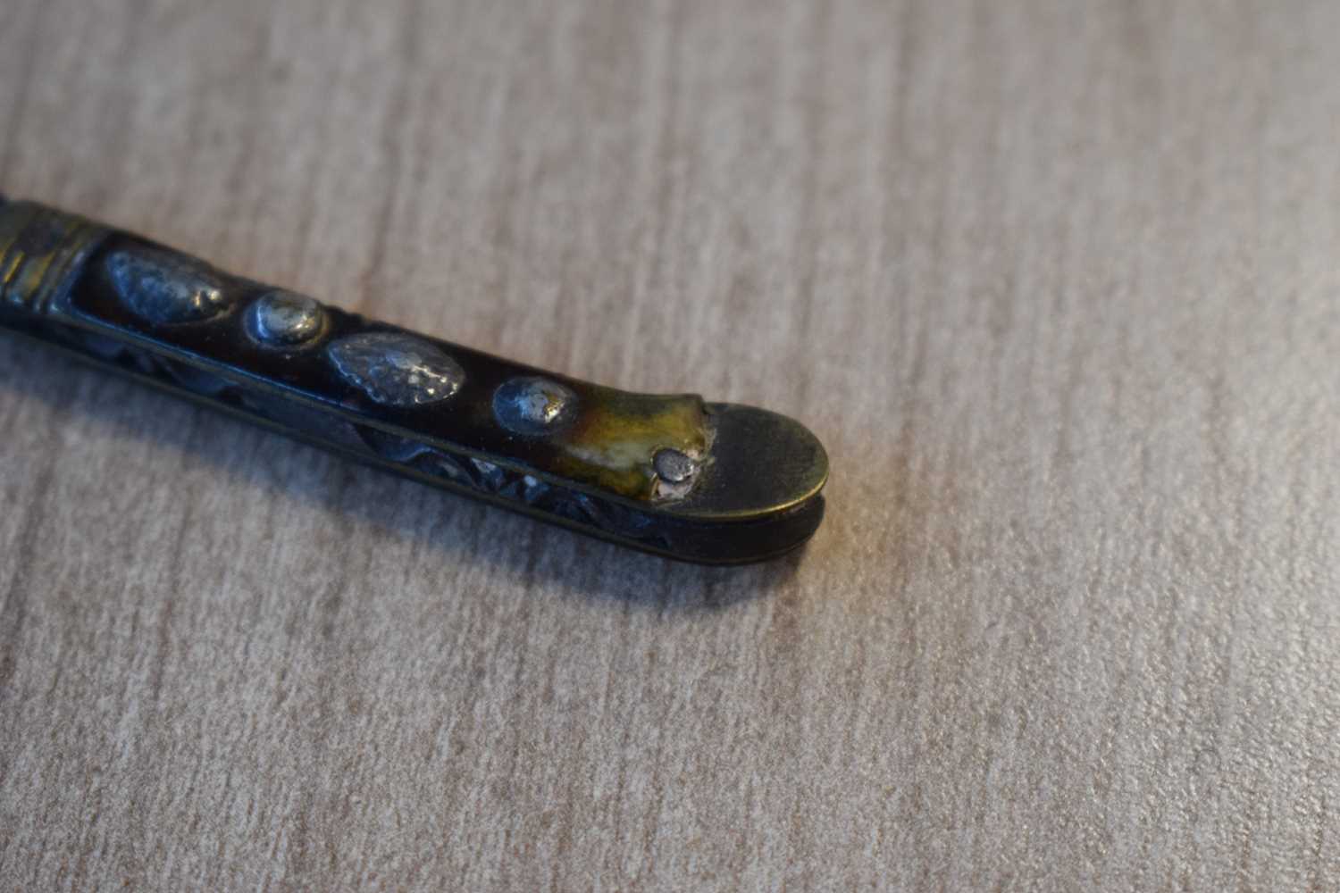 A group of eight pocket knives including mother-of-pearl, faux tortoiseshell and other examples (8) - Image 2 of 5