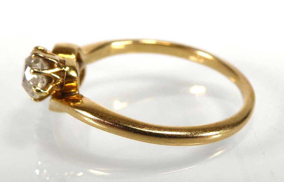 An 18ct yellow gold ring set three graduated old cut diamonds in a crossover setting,central stone - Image 2 of 4