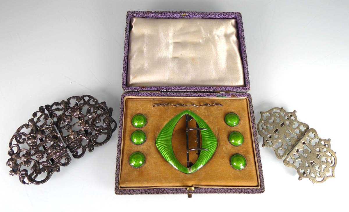 An Edwardian green enamelled dress set comprising a buckle and six buttons, Birmingham 1910,